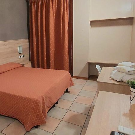 Hotel Trotter Leno Exteriör bild
