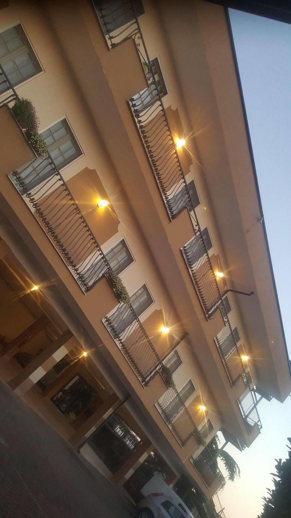 Hotel Trotter Leno Exteriör bild